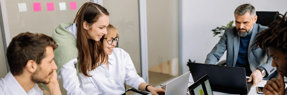 End user training session with team learning software in office setting